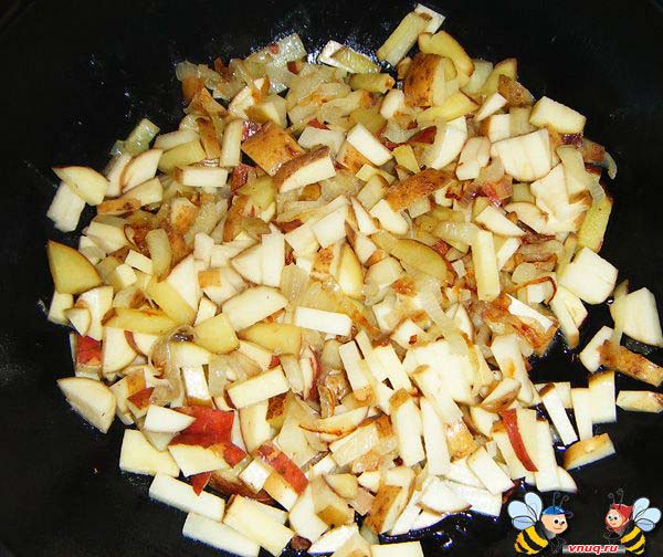 Картошка на сковородке с луком