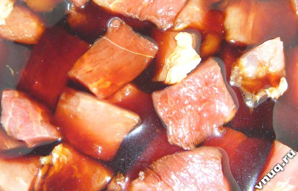 Мясо маринуется в соевом соусе