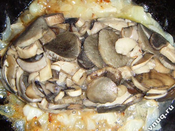 Замороженные грибы выкладываются на сковородку